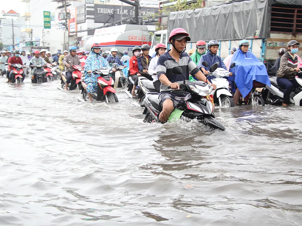 Mưa lớn,kẹt xe người dân bì bõm vượt ngập đi làm ảnh 4 Mưa lớn,kẹt xe người dân bì bõm vượt ngập đi làm ảnh 4